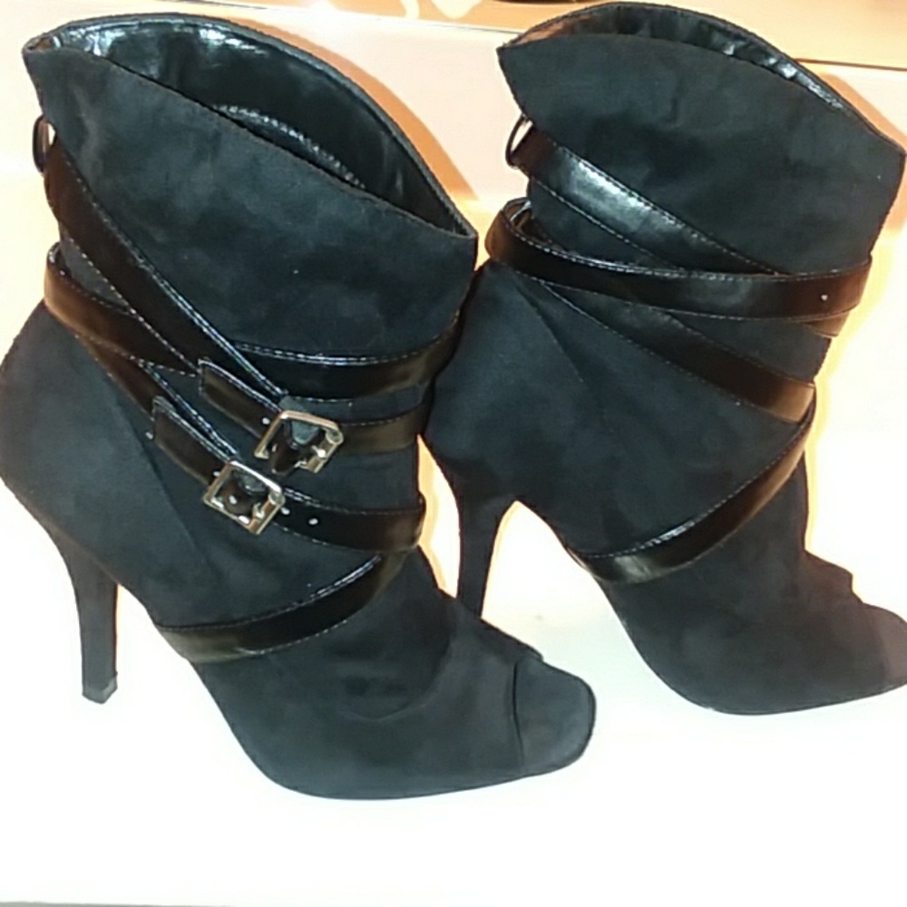 Boots - Picture 3 of 4